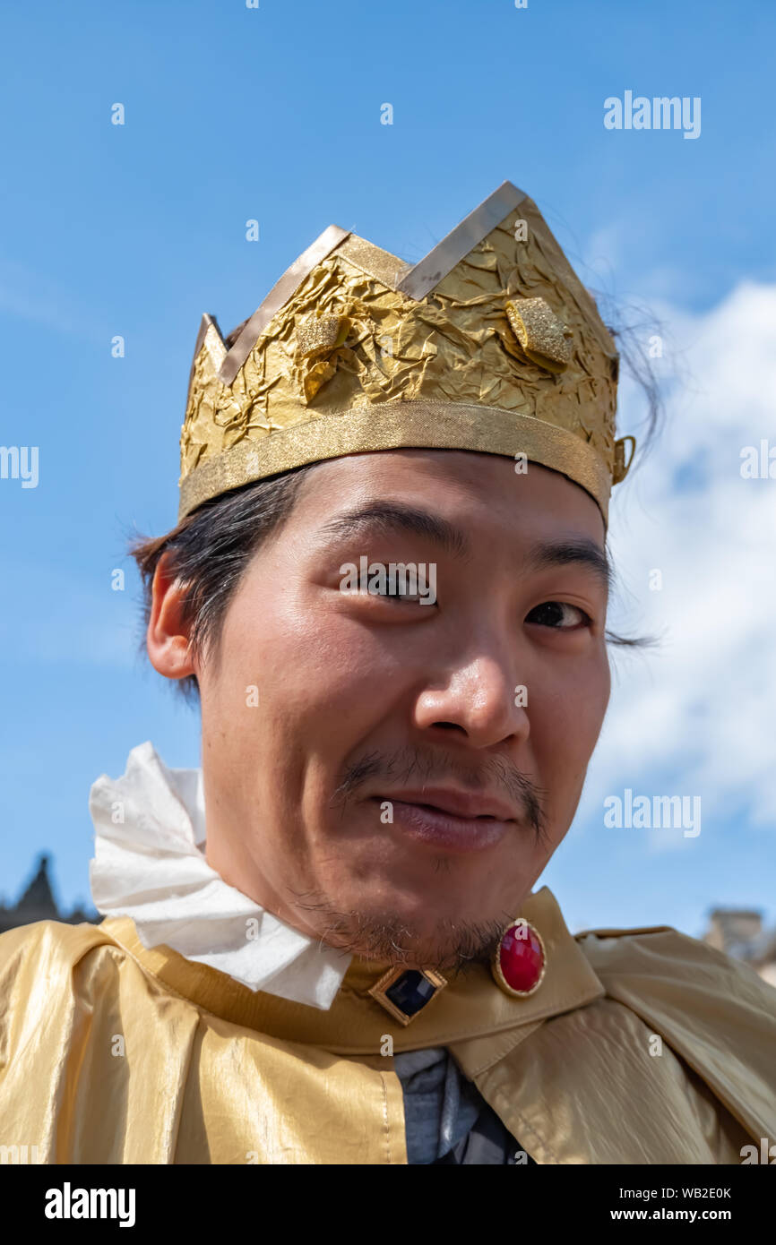 Edinburgh, Ecosse, Royaume-Uni. 23 août, 2019. Un interprète sur le Royal Mile, la promotion Happy Prince sur au lieu d'exposition 21 au cours de l'Edinburgh Fringe Festival. Dans la rue, un jeune garçon trouve une copie de l'histoire de l'Oscar Wilde Happy Prince et promet de se transformer en une hirondelle ainsi il peut apporter le même confort à ses voisins que le prince n'original. Mais qui va l'aider sur ses missions pour s'occuper de ceux autour de lui. Credit : Skully/Alamy Live News Banque D'Images