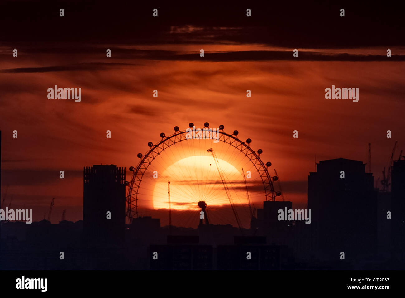 Londres, Royaume-Uni. 23 août, 2019. Météo France : un coucher de soleil spectaculaire sur la ville elle-même les trames derrière la grande roue London Eye vue depuis le Parc de Greenwich. Crédit : Guy Josse/Alamy Live News Banque D'Images