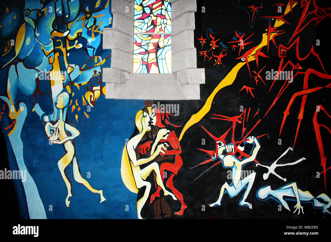Peinture murale par Gabriel Chabrat, à l'église de Sous-Parsat, Creuse, Limousin, France. De gauche : la paix/amour/Éternité, conflit interne, un combat entre le bien Banque D'Images