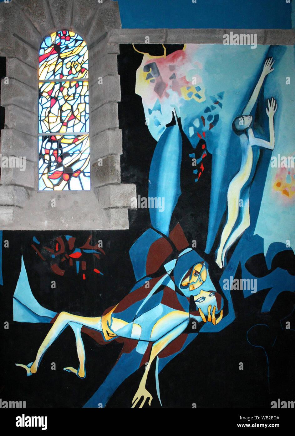 Peinture murale par Gabriel Chabrat, à l'église de Sous-Parsat, Creuse, Limousin, France. Pieta et la résurrection Banque D'Images