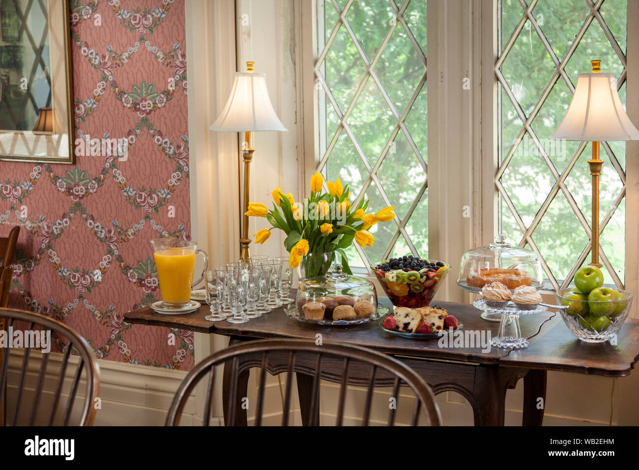 Petit-déjeuner buffet dans la salle à manger, grande fenêtre wiyh Inn at Woodhaven, Louisville, Kentucky, USA Banque D'Images
