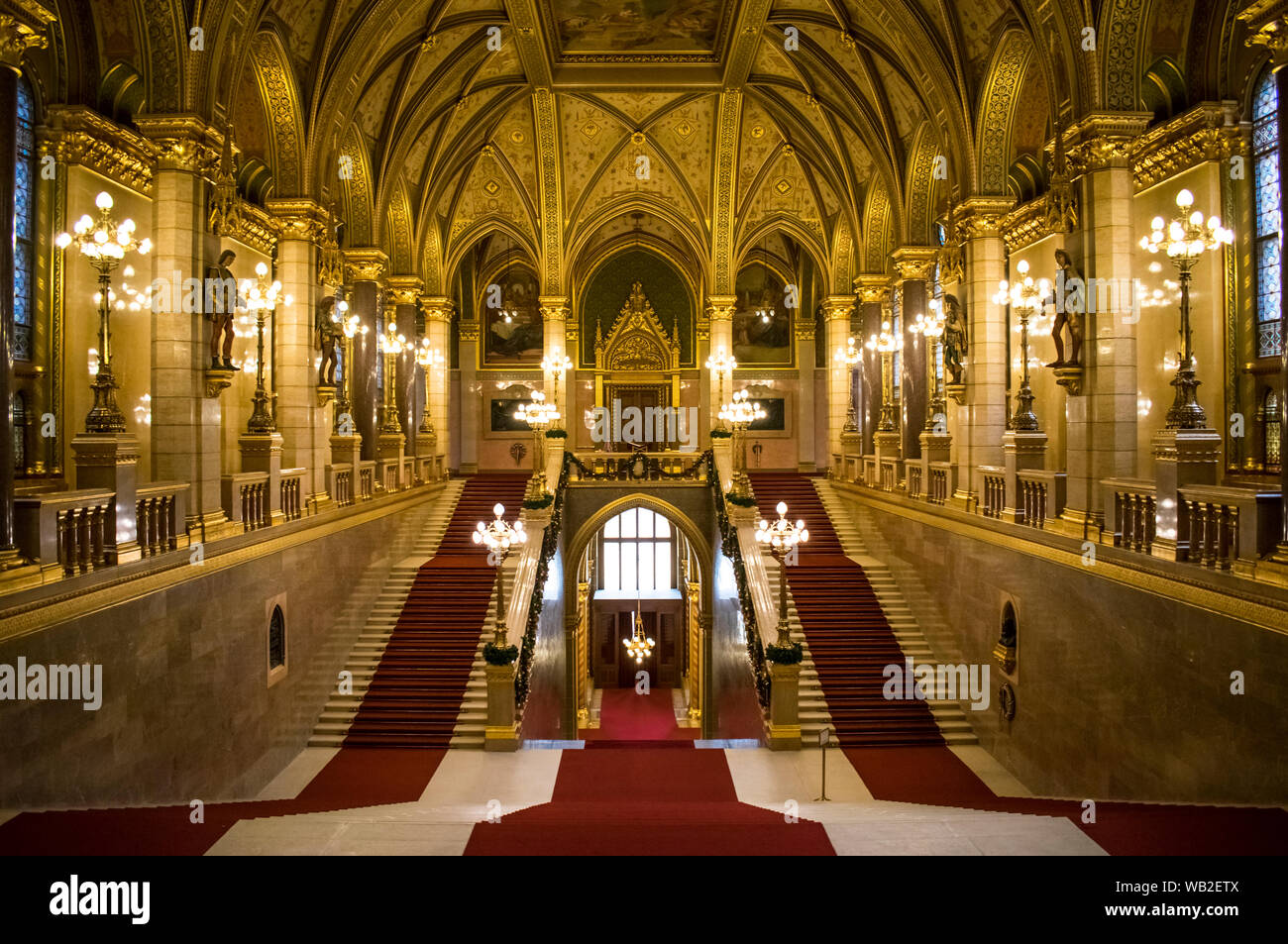 Escalier principal, bâtiment du parlement hongrois, Budapest, Hongrie Banque D'Images
