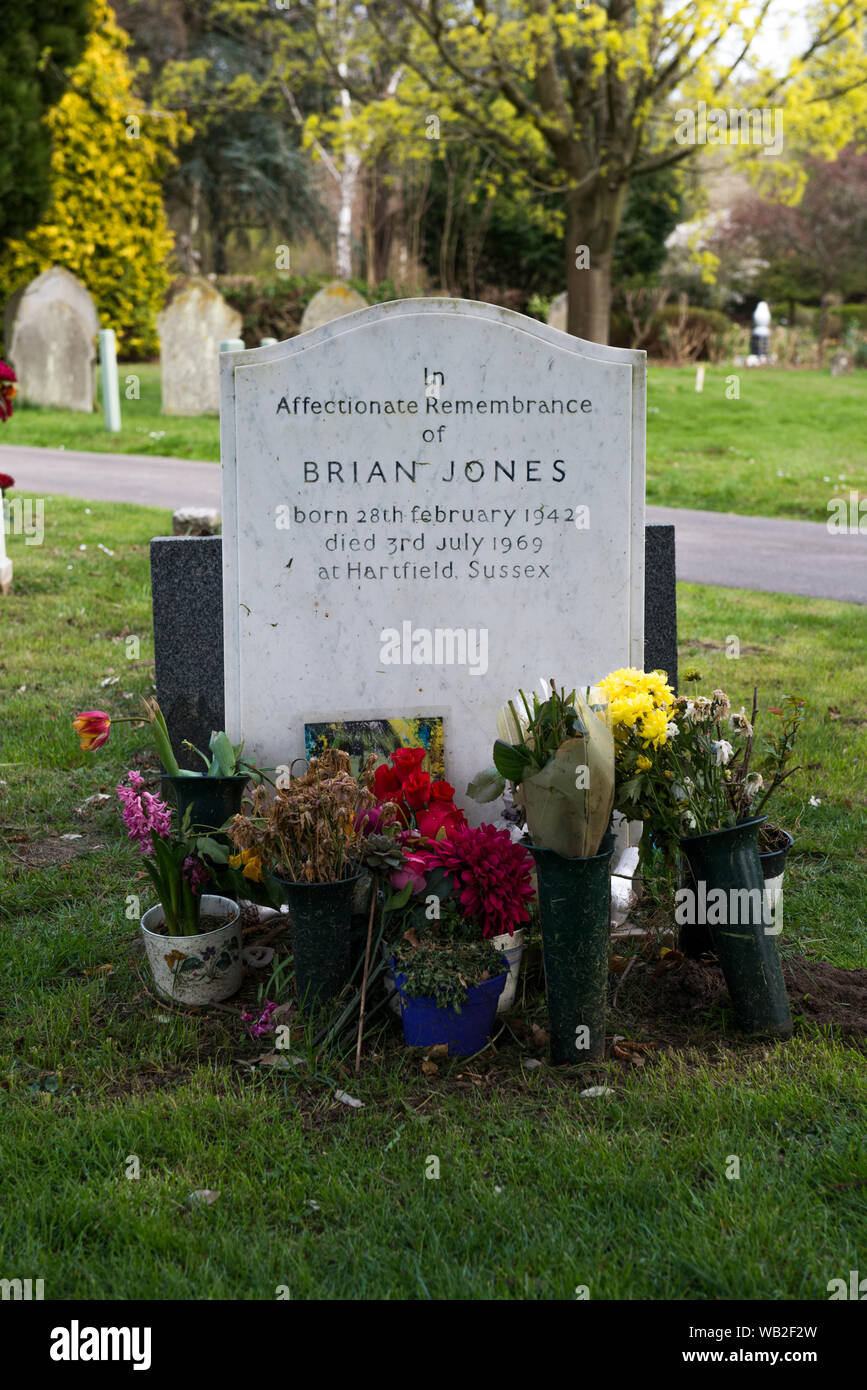 Le dernier lieu de repos de Brian Jones, ancien guitariste des Rolling Stones qui est décédée tragiquement le 3 juillet 1969 et a été enterré dans le cimetière de Cheltenham Banque D'Images
