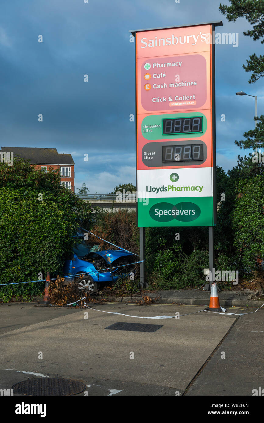 "Devrait avoir disparu d'une légende appropriée Specsavers' pour une voiture à la station-service de Sainsbury's, Dunstable Bedfordshire, Royaume-Uni. Banque D'Images