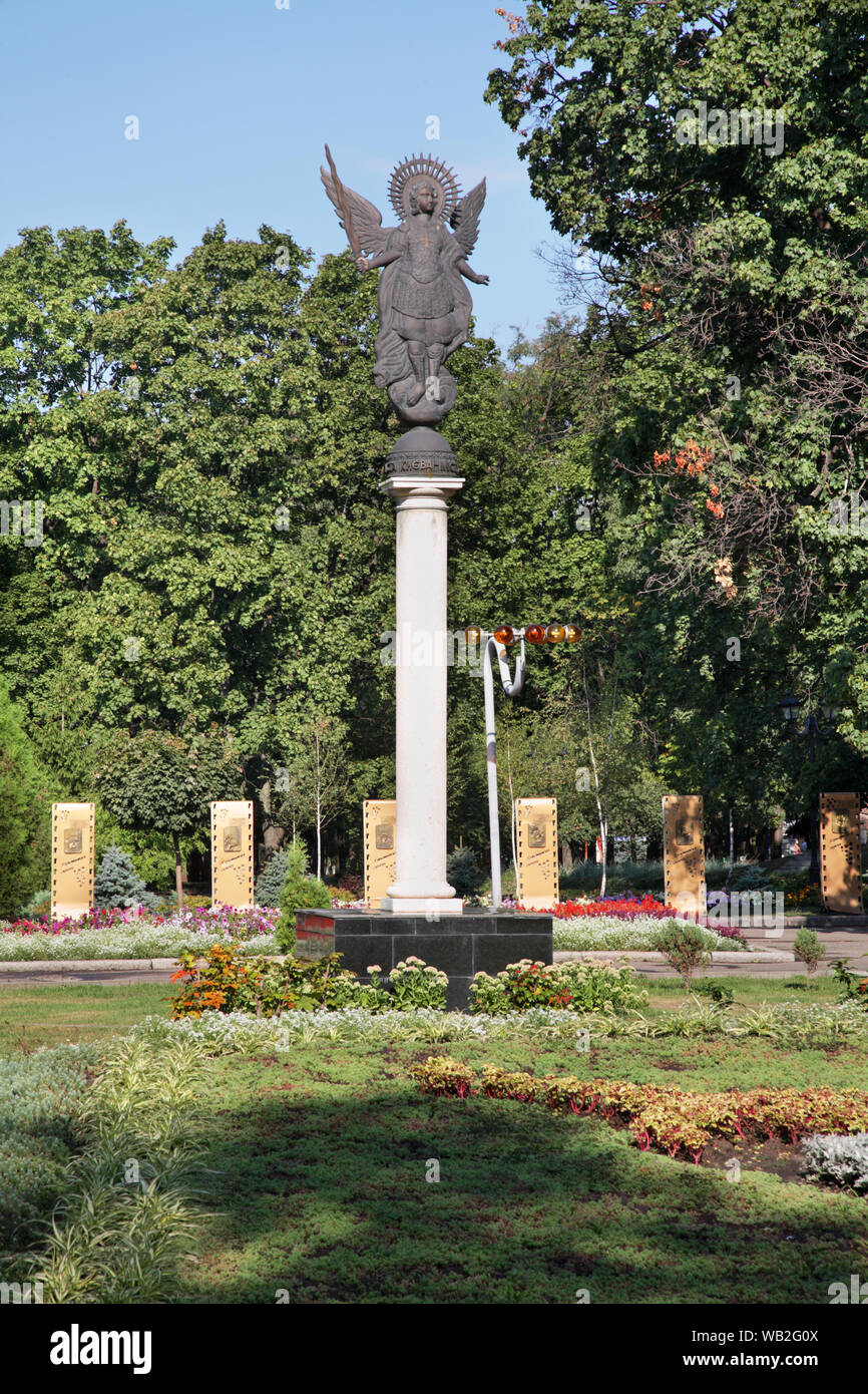 La sculpture de l'Archange Michael dans Taras Shevchenko Park. Kharkov. L'Ukraine Banque D'Images