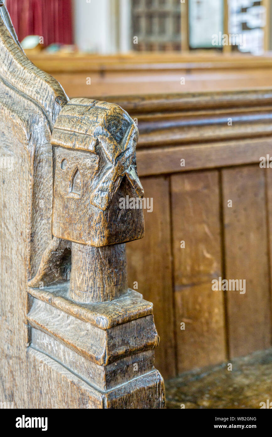 Xve siècle banc sculpté fin sous la forme d'un poste à l'église All Saints, Thornham dans North Norfolk. Banque D'Images