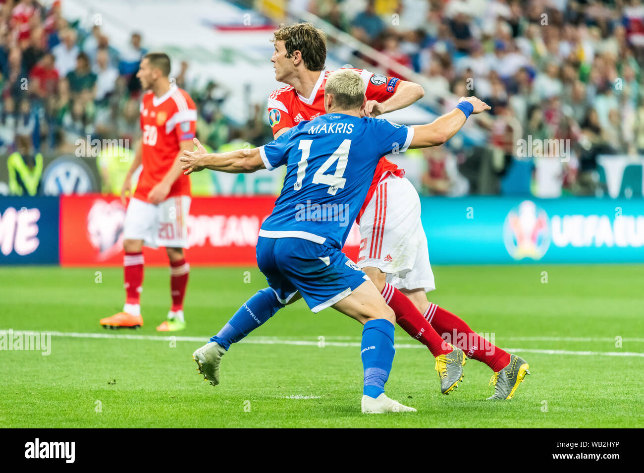 Nizhny Novgorod, Russie - le 11 juin 2019. L'ailier de l'équipe nationale chypriote Andreas Makris contre la Russie defender Mario Fernandes pendant l'UEFA Euro 2020 qual Banque D'Images