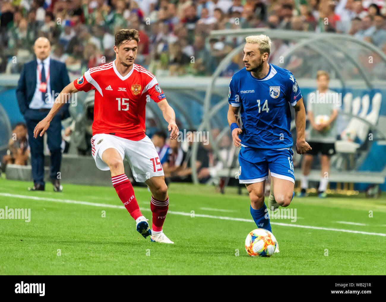 Nizhny Novgorod, Russie - le 11 juin 2019. L'ailier de l'équipe nationale chypriote Andreas Makris contre la Russie Aleksey gâche Miranchuk pendant l'UEFA Euro 2020 qua Banque D'Images