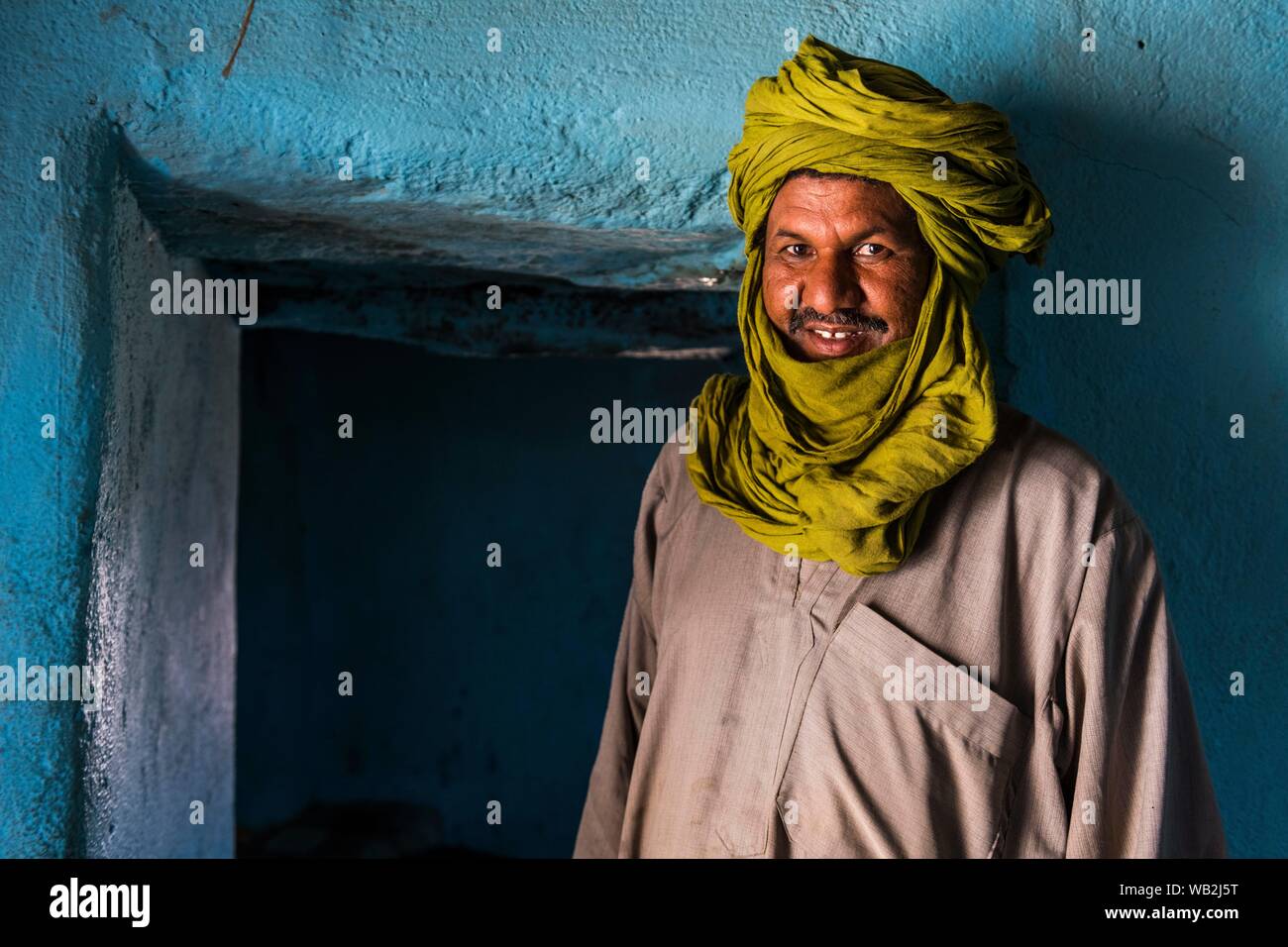 Homme touareg dans sa maison, portrait, l'Assekrem, Tamanrasset, du Hoggar, Algérie Banque D'Images