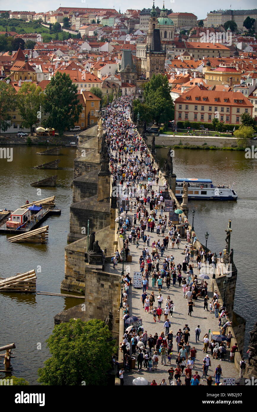 Prague. Août 21, 2019. Photo prise le 21 août 2019 montre le pont Charles à  Prague, République tchèque. Comme la première étape de la réparation du  pont Charles, le projet de rénovation
