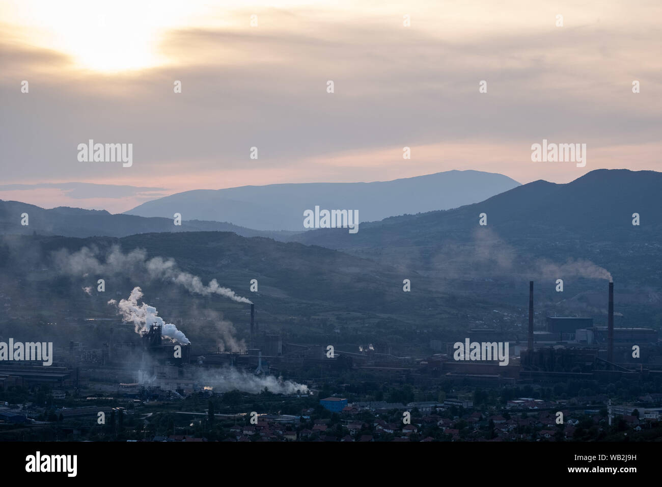 Zenica, Zenica, Bosnie. Août 22, 2019. La ville de Zenica, avec plus de 100000 residente, est le centre administratif et économique du canton de Zenica-Doboj. Elle est la ville natale de l'acier mondial de l'acier ArcelorMittal géant appartenant à l'usine billioner indien Lakshmi Mittal.La grande Zenica steelworks fonctionne sans permis valide et un certain nombre d'améliorations s'est engagé à réduire les émissions provenant de l'usine n'ont pas été faites.Bosnie souffre de certains des pays les plus hauts niveaux de pollution atmosphérique, avec Zenica parmi les plus touchés. Crédit : Matteo Trevisan/ZUMA/Alamy Fil Live News Banque D'Images