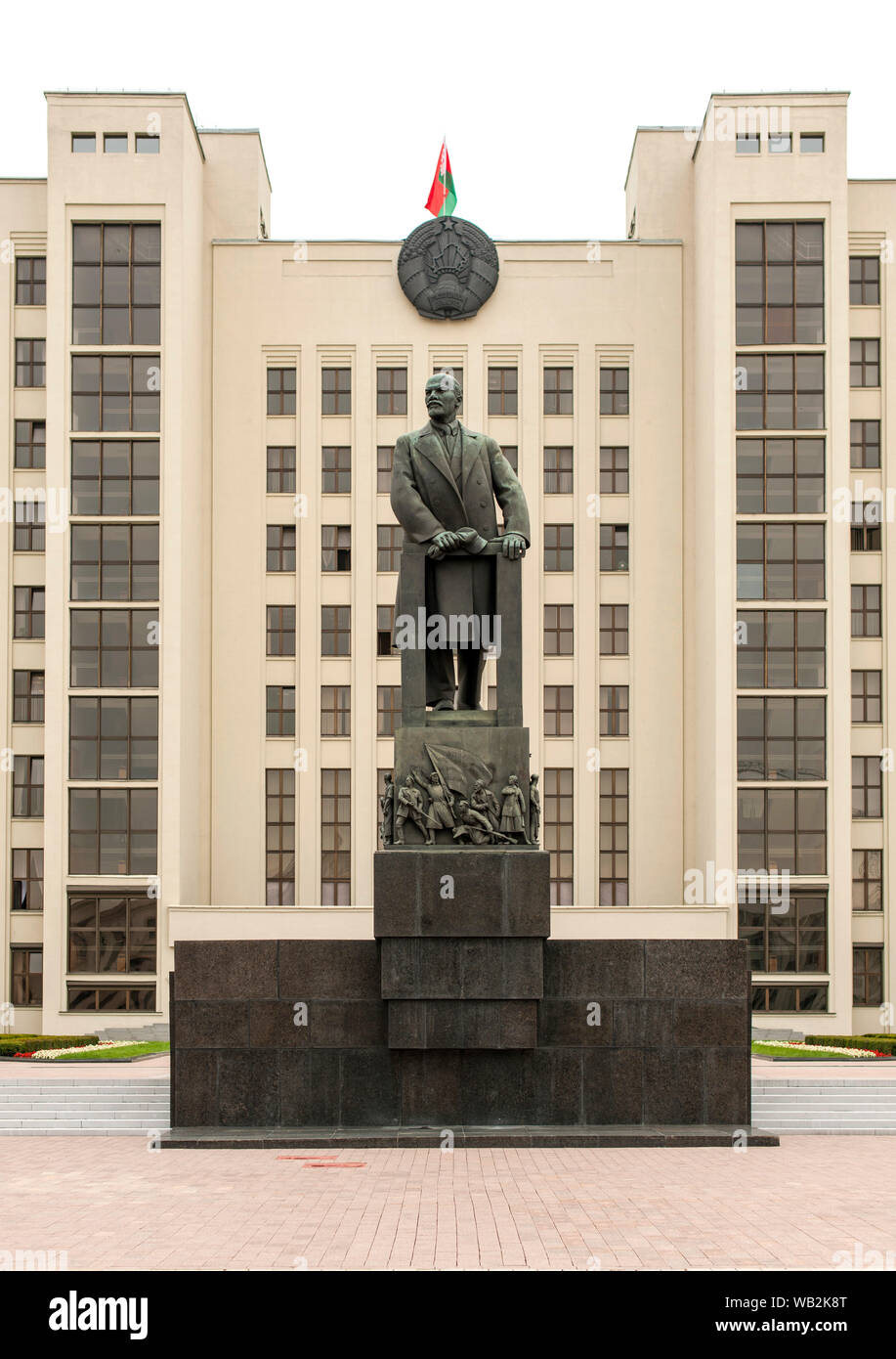 Statue de Lénine en face de l'Assemblée nationale du Belarus /bâtiments du Parlement européen à la place de l'indépendance à Minsk, en Biélorussie. Banque D'Images