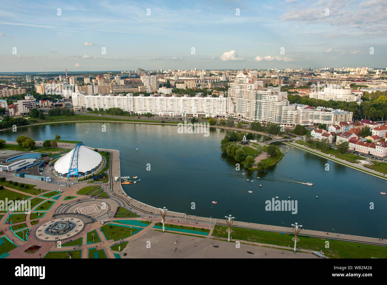 Vue de Minsk et le fleuve Svislach Rakaïste (Svislač) à partir de la terrasse de la vue restaurant à Minsk, en Biélorussie. Banque D'Images