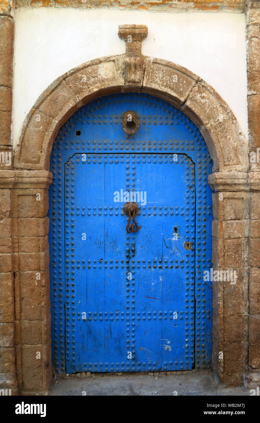 Médiéval, typique de style arabesque, bleu, finement sculptés, porte cloutée riad marocain et porte cadre, Azemmour, El Jadida, Maroc. Banque D'Images