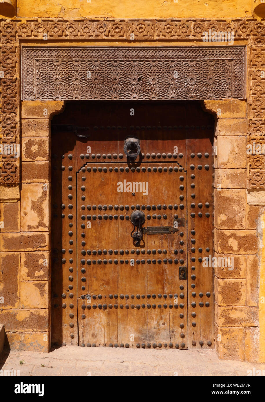 Médiéval, typique de style arabesque, finement sculptée, piqué, riad marocain porte et porte cadre, Azemmour, El Jadida, Maroc. Banque D'Images