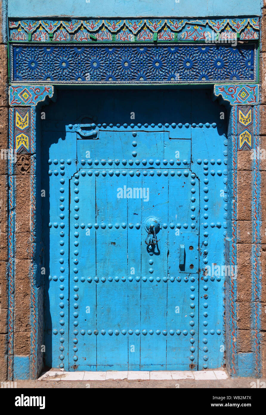 Médiéval, typique de style arabesque, bleu, finement sculptés, porte cloutée riad marocain et porte cadre, Azemmour, El Jadida, Maroc. Banque D'Images