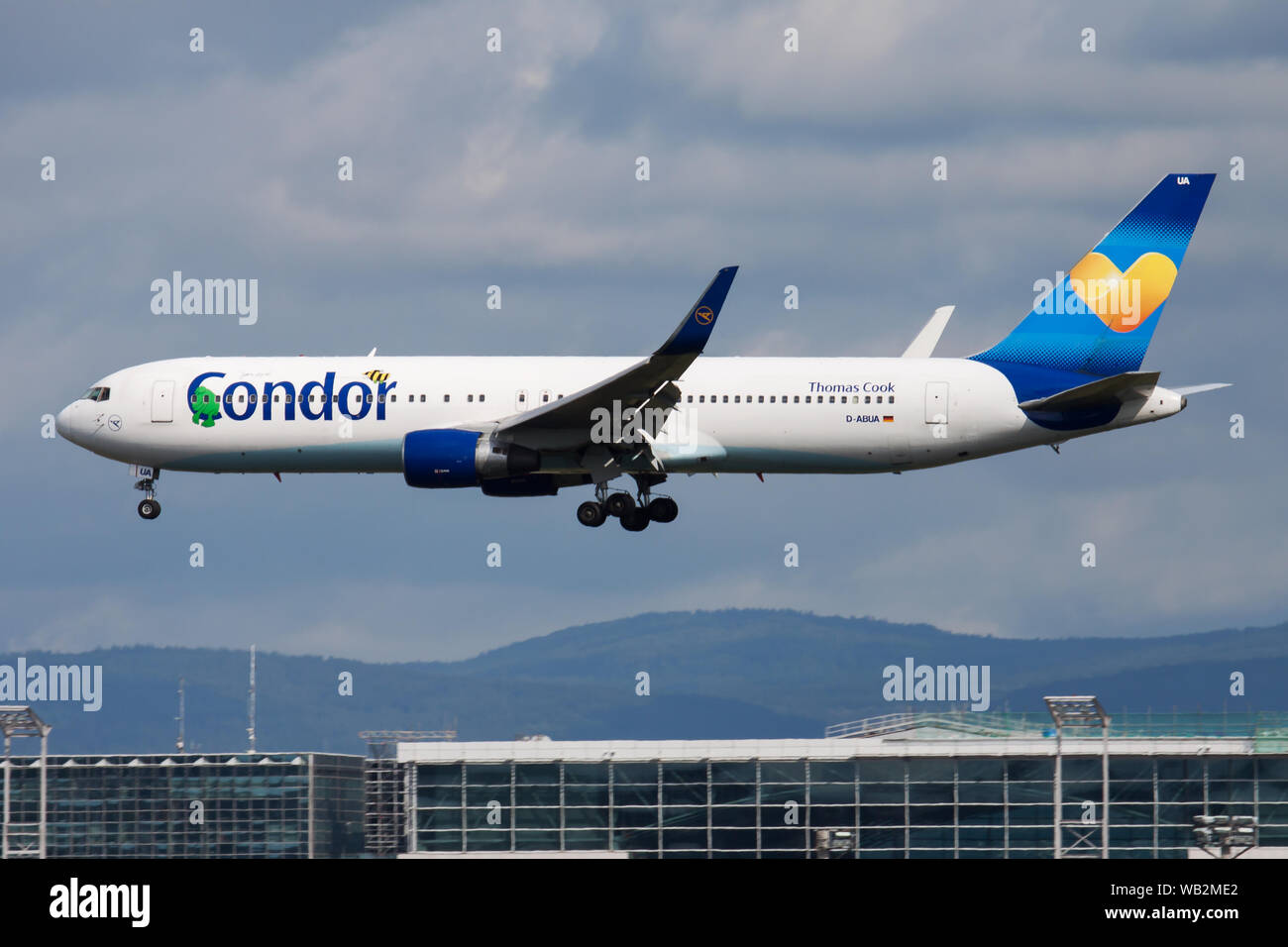 Francfort / ALLEMAGNE - 12 août 2014 : Condor Airlines Boeing 767-300 D-ABUA avion du passager à l'atterrissage à l'aéroport de Francfort Banque D'Images