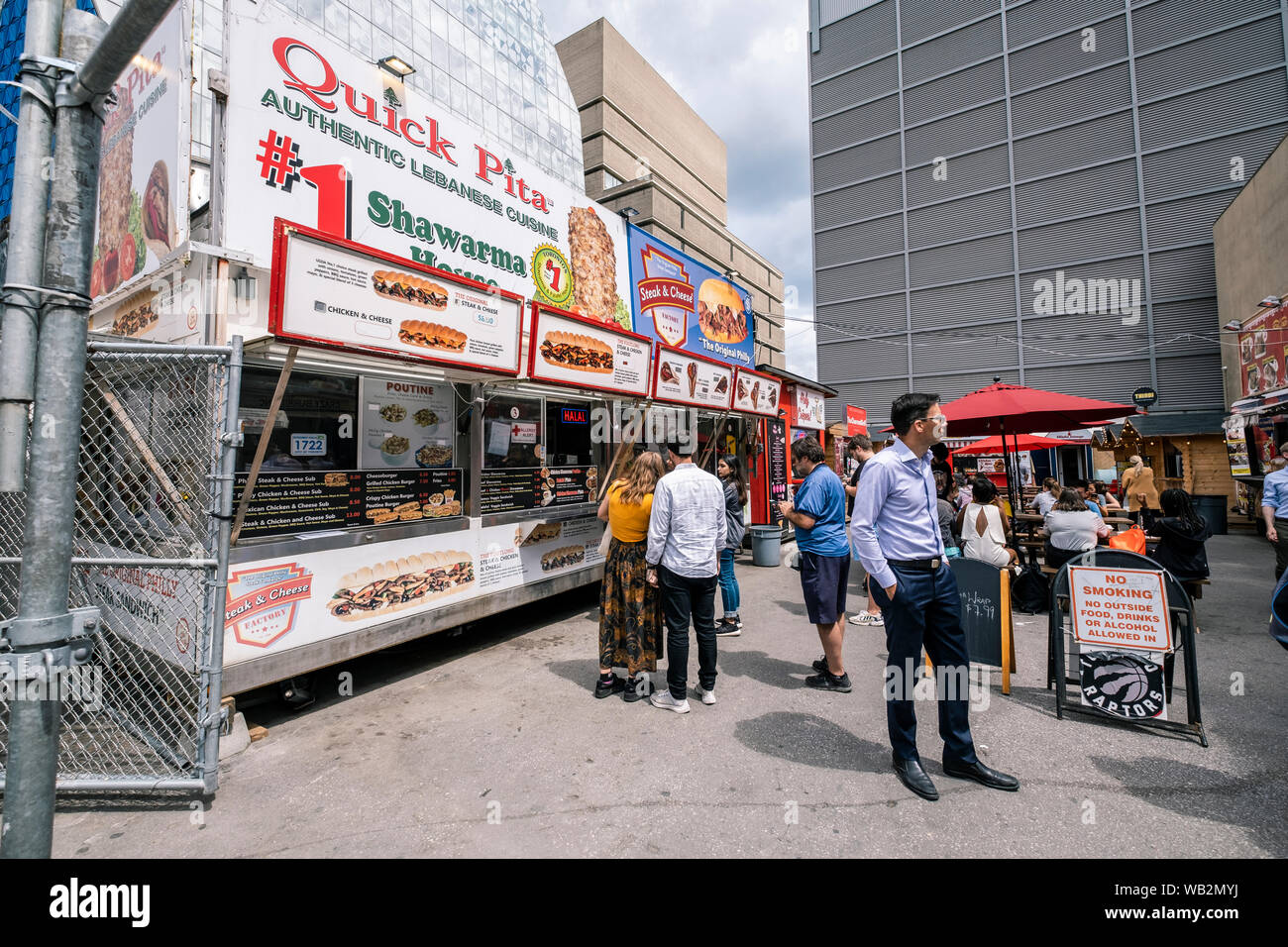 Les personnes mangeant le déjeuner au camion alimentaire dans la ville de Toronto, Ontario, Canada Banque D'Images