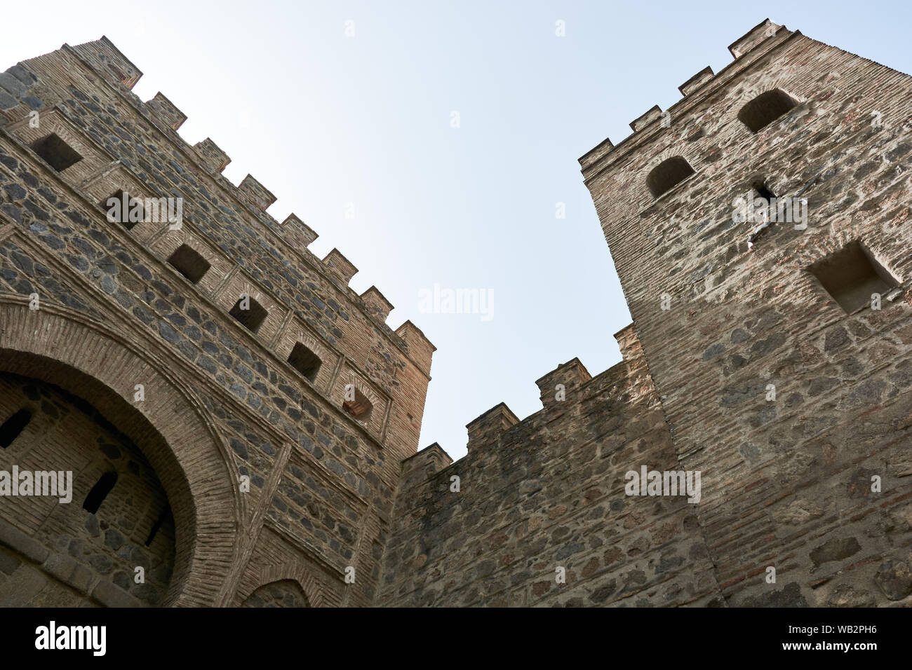 Tolède, Espagne - 24 avril 2018 : Détails de l'ancienne porte de Bisagra, ou d'Alfonso VI, vue du dessous. Banque D'Images