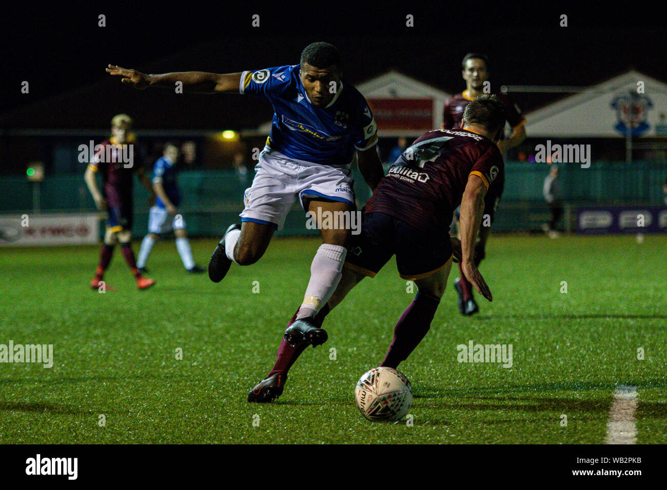 Curtis Hutson de Penybont en action contre Bradley Woolridge a rencontré de Cardiff. Penybont v Cardiff a rencontré le Premier Ministre JD Cymru match à Bryntirion sur le parc Banque D'Images