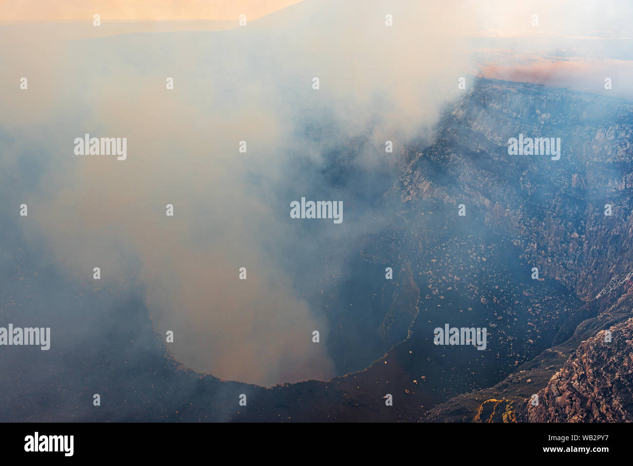 La porte de l'enfer... Le volcan Masaya active avec d'impressionnants de gaz à effet de serre (dioxyde de soufre) au coucher du soleil près de Managua, Nicaragua. Banque D'Images