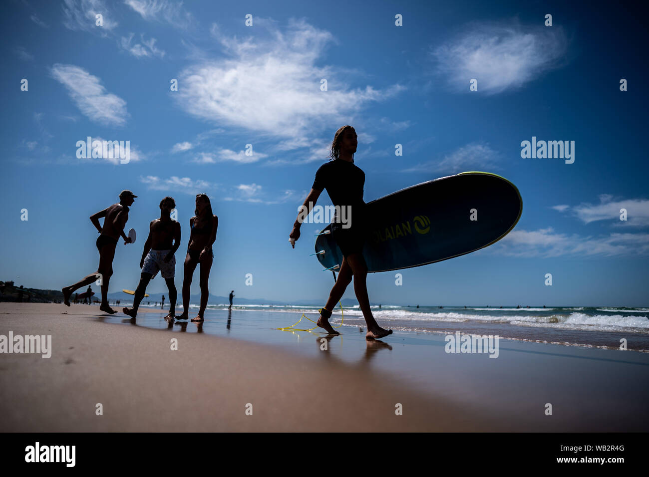23 août 2019, la France (France), Biarritz : surf sont sur le chemin à la plage de Biarritz. Le sommet du G7 aura lieu du 24 au 26 août à Biarritz. Photo : Michael Kappeler/dpa Banque D'Images