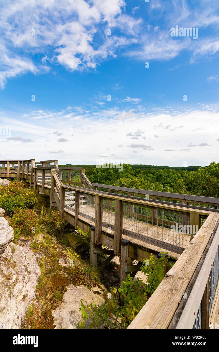 Passerelle en bois sur le côté de la falaise, à Castle Rock State Park, Illinois. Banque D'Images