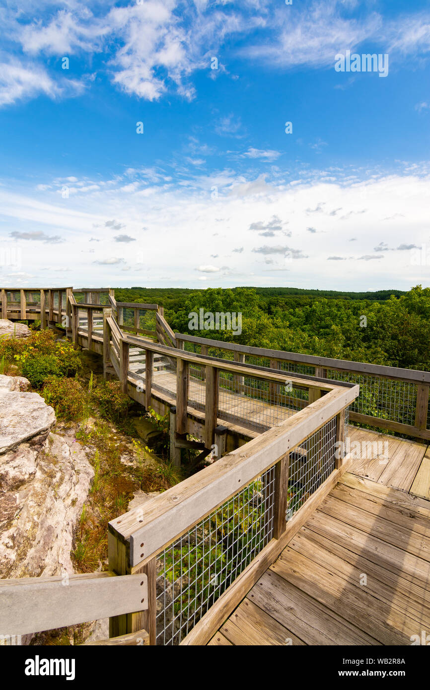 Passerelle en bois sur le côté de la falaise, à Castle Rock State Park, Illinois. Banque D'Images