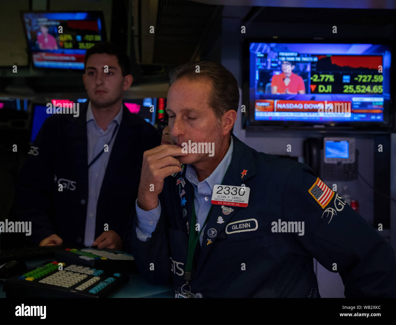 New York, USA. Août 23, 2019. Traders travailler à la Bourse de New York à New York, États-Unis, le 23 août 2019. La forte diminution des stocks américains fermé le vendredi après que la Chine a annoncé son contre-mesures contre des droits de douane américains. Le Dow Jones Industrial Average a reculé de 623,34 points, ou 2,37  %, à 25 628,90. Le S&P 500 a baissé de 75,84 points, ou 2,59  %, à 2 847,11. L'indice composé Nasdaq a diminué de 239,62 points, ou 3  %, à 7 751,77. Credit : Guo Peiran/Xinhua/Alamy Live News Banque D'Images