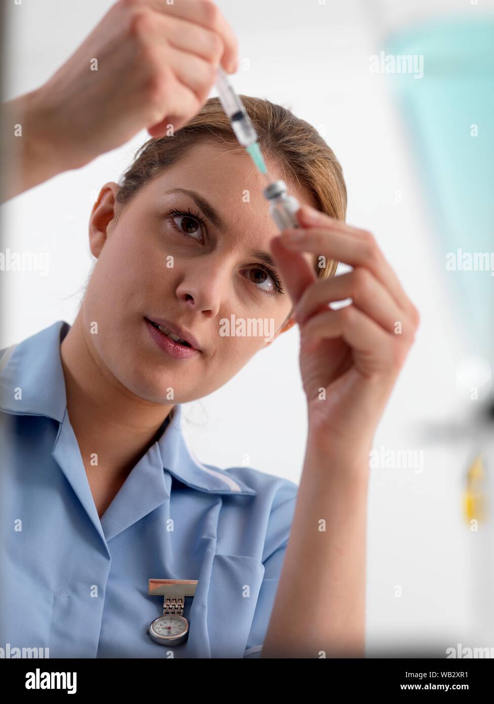 Travailleur de la santé de préparer une injection. Banque D'Images