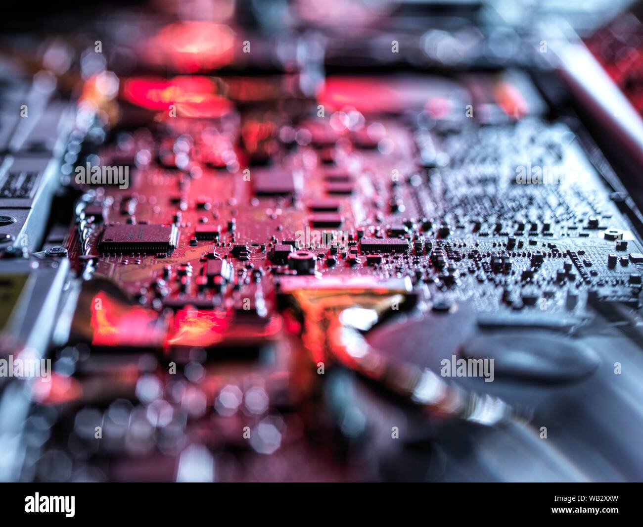 Matériel informatique. L'intérieur d'un ordinateur portable montrant plaquettes, de cartes de circuit imprimé et les composants. Banque D'Images