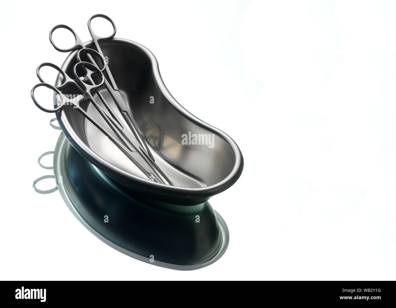 Les instruments chirurgicaux dans un bac. Banque D'Images