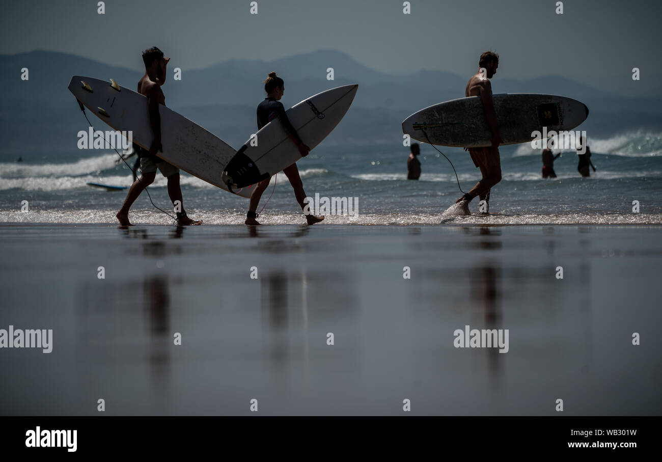 23 août 2019, la France (France), Biarritz : surf sont sur le chemin à la plage de Biarritz. Le sommet du G7 aura lieu du 24 au 26 août à Biarritz. Photo : Michael Kappeler/dpa Banque D'Images