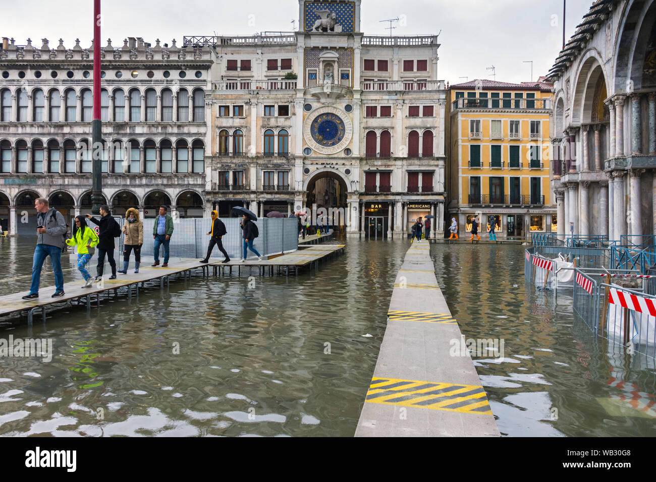 La Torre dell'Orologio (St Mark's Clocktower) à partir d'une plate-forme surélevée au cours d'une acqua alta (haute mer) cas, la Place Saint Marc, Venise, Italie Banque D'Images