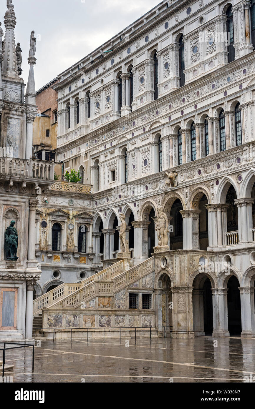 L'Escalier du géant (Scala dei Giganti) dans la cour du palais des Doges (Palazzo Ducale), Venise, Italie Banque D'Images
