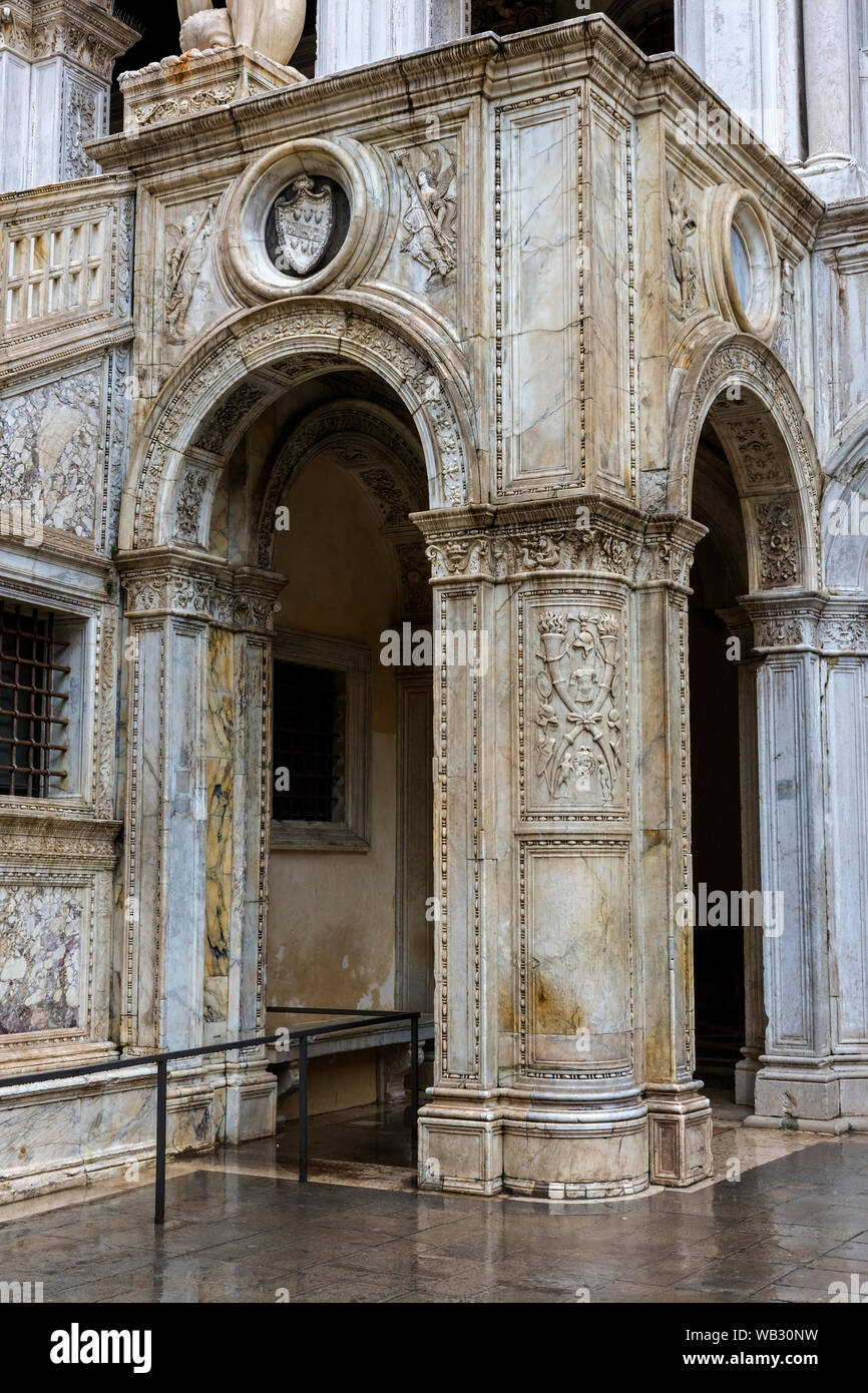 Piliers de l'atterrissage de l'Escalier du géant (Scala dei Giganti), dans la cour du palais des Doges (Palazzo Ducale), Venise, Italie Banque D'Images