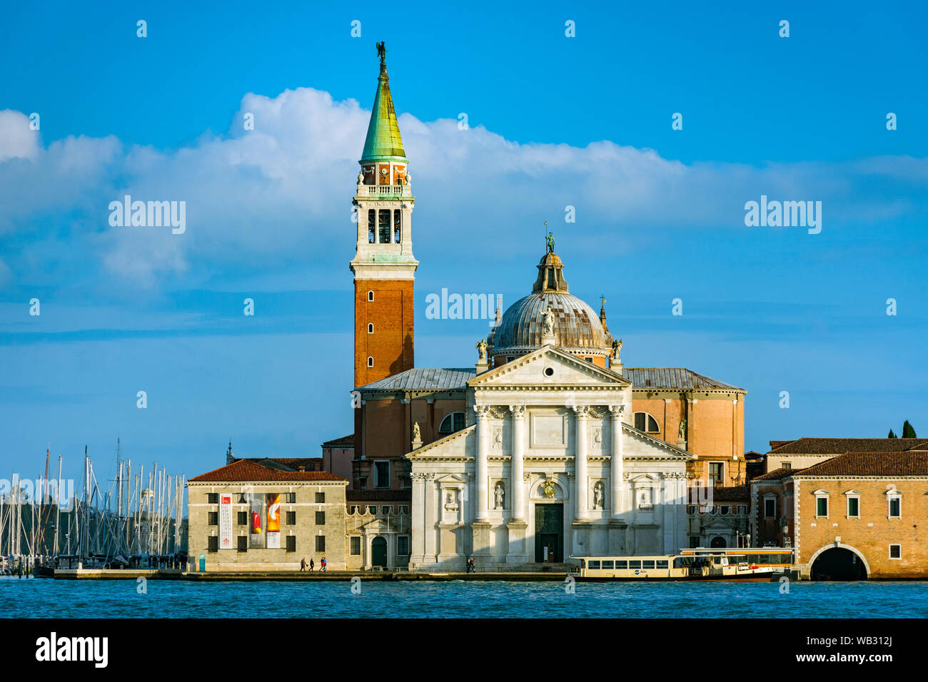 Le Campanile (clocher) et basilique San Giorgio Maggiore de la Punta della Dogana a la Salute, Venise, Italie Banque D'Images