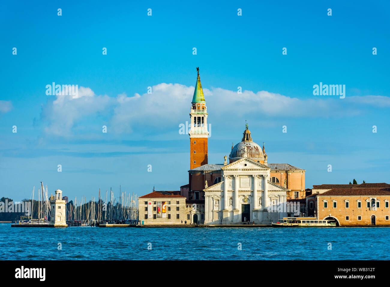 Le Campanile (clocher) et basilique San Giorgio Maggiore de la Punta della Dogana a la Salute, Venise, Italie Banque D'Images