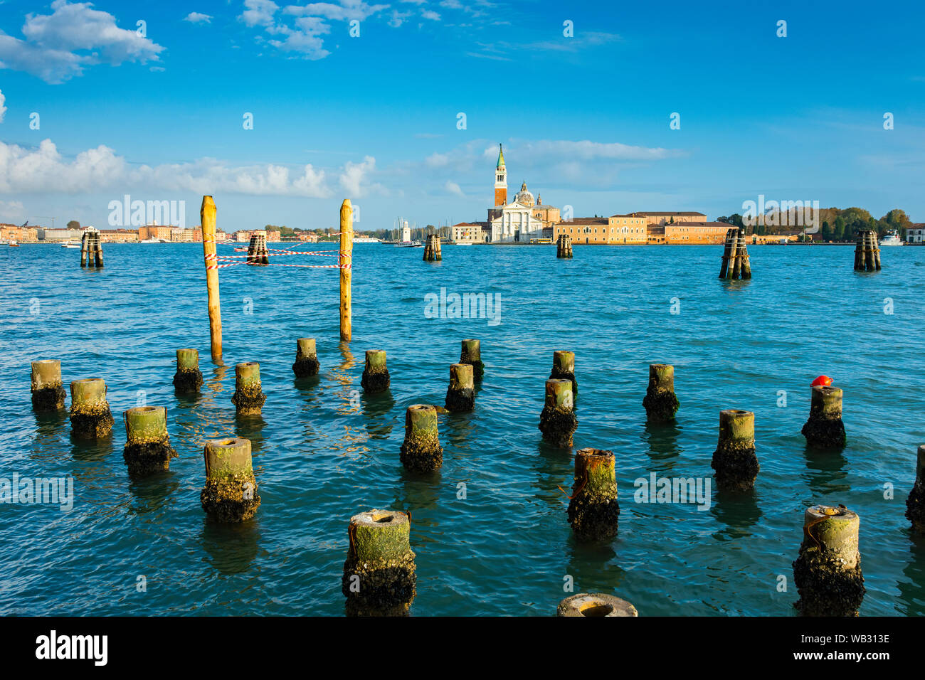 Le Campanile (clocher) et Basilica di San Giorgio Maggiore à travers le canal de la Giudecca, à partir de la Punta della Dogana a la Salute, Venise, Italie Banque D'Images