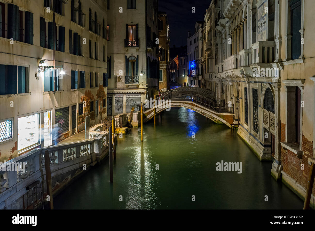 Le Rio di Palazzo et le Ponte Capello bridge at night, Venise, Italie. À partir de la ponte de la Canonica pont. Banque D'Images
