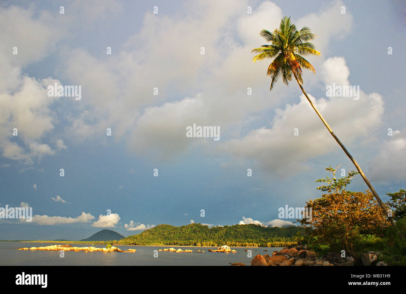 Plage de Pantai Batu Burung, Singkawang, l'ouest de Kalimantan, Indonésie Banque D'Images