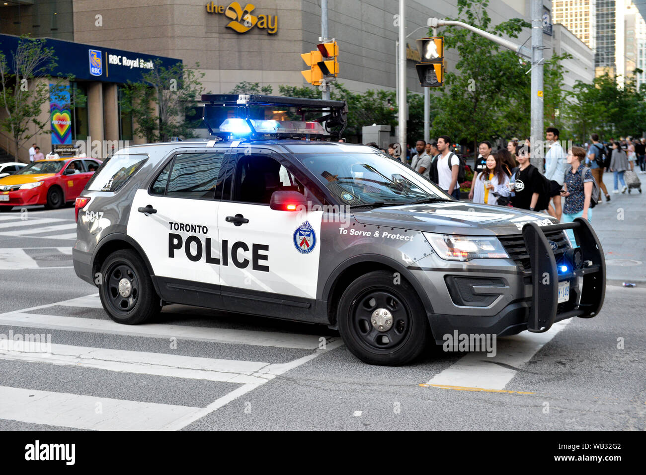 Toronto, ON, Canada - le 21 juin 2019 : voiture de police lors de la manifestation de la rue de Toronto, au mois de mars et de la fierté Trans. Banque D'Images