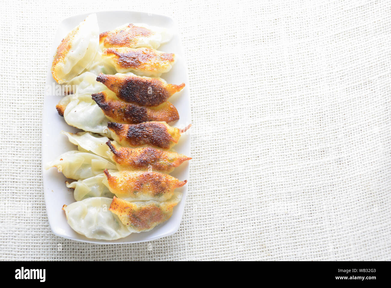 Boulettes frites japonais, les quenelles en forme de croissant de lune servi dans les restaurants asiatiques à l'apéritif ou un plat de légumes, de porc et de remplissage. Banque D'Images