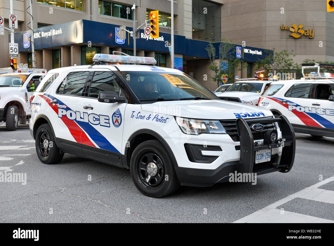 Toronto, ON, Canada - le 21 juin 2019 : voiture de police lors de la manifestation de la rue de Toronto, au mois de mars et de la fierté Trans. Banque D'Images