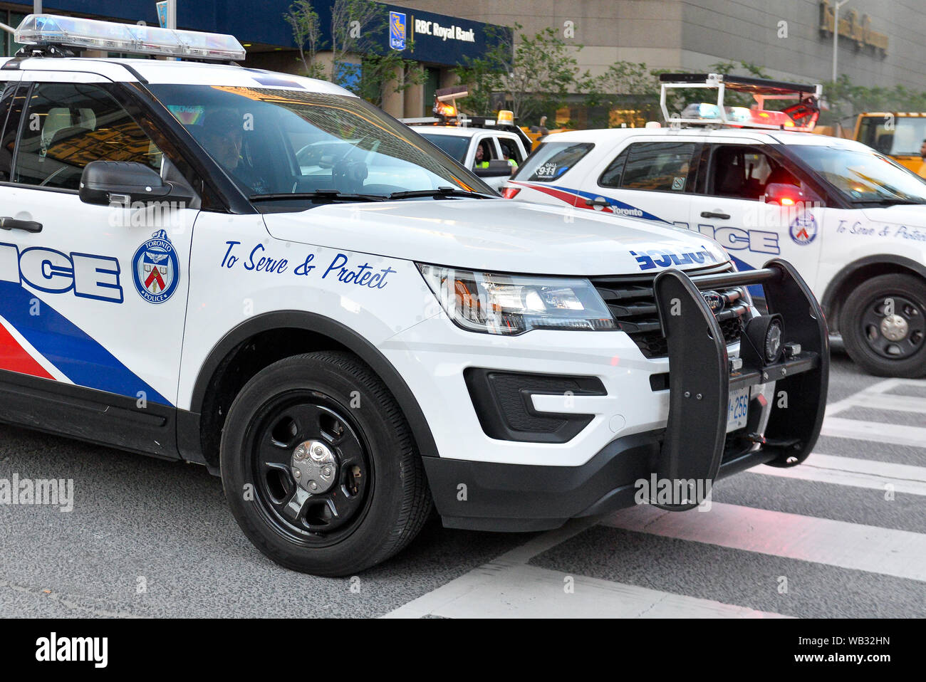 Toronto, ON, Canada - le 21 juin 2019 : voiture de police lors de la manifestation de la rue de Toronto, au mois de mars et de la fierté Trans. Banque D'Images