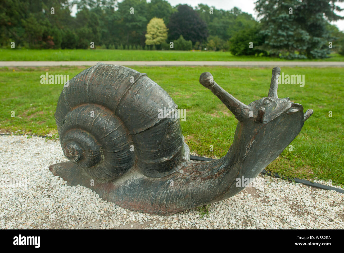 Sculpture d'un escargot dans le Jardin botanique de Minsk à Minsk, en Biélorussie. Banque D'Images