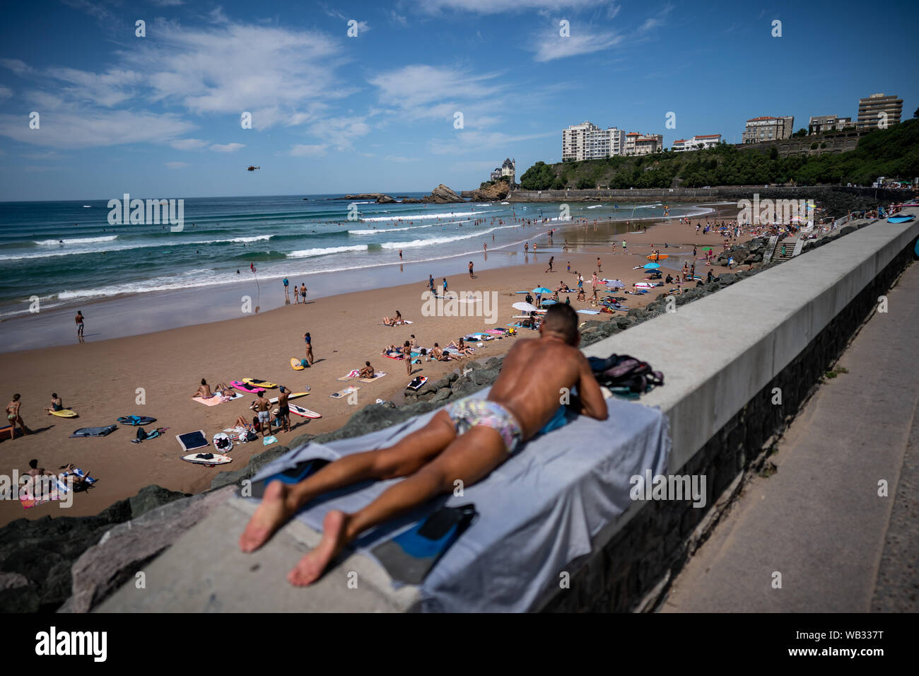 23 août 2019, la France (France), Biarritz : un homme en train de bronzer sur la plage de Biarritz. Le sommet du G7 aura lieu du 24 au 26 août à Biarritz. Photo : Michael Kappeler/dpa Banque D'Images