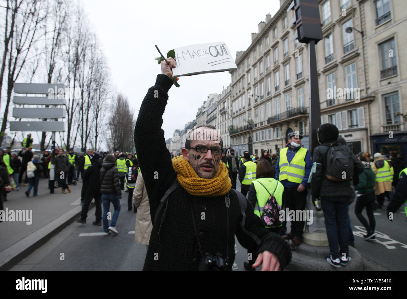 Gilet jaune portant des manifestants portent un poster "Macron" au cours du mois de mars une manifestation à Paris le 5 janvier 2019 à Paris,France. Des milliers d'demonst Banque D'Images