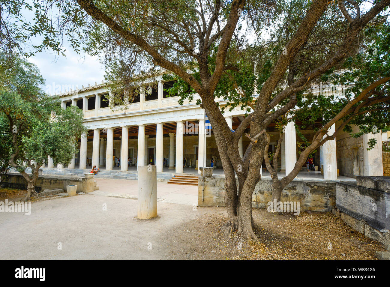 Attendre les visiteurs et vous balader dans la reconstruction historique d'un Temple grec dans le portique de la musée d'Athènes Banque D'Images