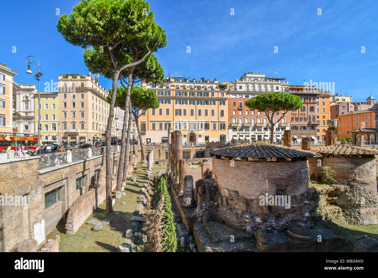 Les ruines souterraines creusées à Largo di Torre Argentina contenant des temples romains et les vestiges de Pompey's Theatre, maintenant un chat sanctuaire. Banque D'Images